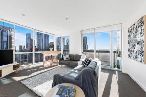 un soggiorno con vista sulla città di Nook Melbourne Apartments : Jane Bell Lane - Melbourne CBD a Melbourne