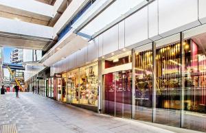 een winkel met glazen ramen in een straat bij Nook Melbourne Apartments : Jane Bell Lane - Melbourne CBD in Melbourne