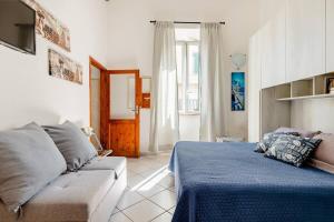 een woonkamer met een bed en een bank bij La Casa di Beppe in Piombino