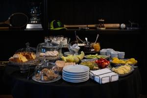 einen Tisch mit einem Haufen verschiedener Arten von Speisen in der Unterkunft Posada La Protegida in Tandil