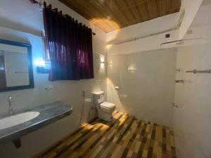 uma casa de banho com um lavatório e um WC em Rathnapriya Safari Guest Galoya em Ampara