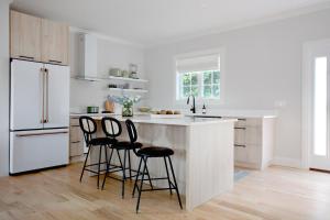 Kuchyň nebo kuchyňský kout v ubytování Lakeview House - Hot Tub - Firepit - Stunning Views - Spacious Deck - Cozy Living Room - Bar