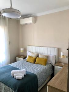 a bedroom with a bed with towels on it at Apartamento Parquesol in Antequera
