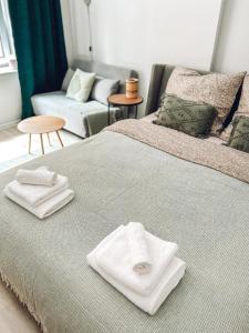 una camera da letto con un letto e due asciugamani di Warm Place a Tomaszów Mazowiecki