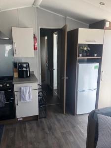 małą kuchnię z lodówką i kuchenką w obiekcie Lunas chill pad w Edynburgu