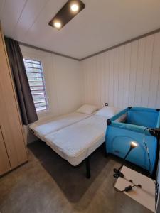 Postel nebo postele na pokoji v ubytování Chalet Etxetxoa, de 1 à 4 personnes avec Climatisation, SPA, Terrain privé et Piscine
