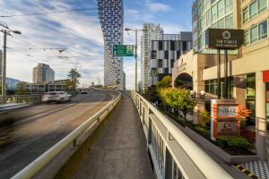 eine Brücke über eine Stadtstraße mit Gebäuden in der Unterkunft The Parker Hotel Vancouver in Vancouver