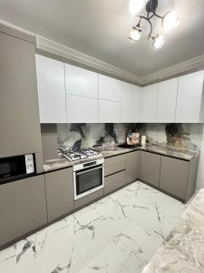 A kitchen or kitchenette at Luxury Aparts