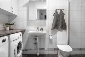 Koupelna v ubytování Guestly Homes - 1BR Harbor View Suite, Top Floor 9th