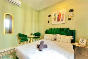 Llit o llits en una habitació de Alanis Suite With Netflix @ KLIA Sepang