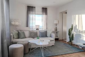 Posezení v ubytování Guestly Homes - 1BR Harbor View Suite, Top Floor 9th