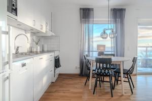 Kuchyň nebo kuchyňský kout v ubytování Guestly Homes - 1BR Harbor View Suite, Top Floor 9th
