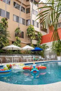 uma piscina com insufláveis num hotel em Aparthotel Guijarros em Tegucigalpa