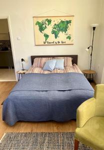 SentaにあるOLD TISA Apartmentの青い毛布が掛けられた大きなベッドのある寝室