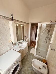 a bathroom with two sinks and a shower and a toilet at Casa vacanze LA NINA in Varazze