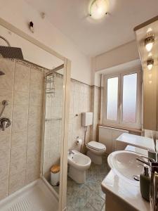 a bathroom with a toilet and a sink and a tub at Casa vacanze LA NINA in Varazze