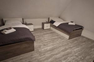 2 camas en una habitación con suelo de madera en Im Herzen von Paderborn, en Paderborn