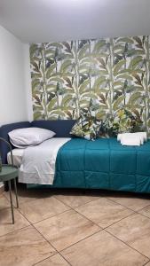 un divano blu in una stanza con un muro di Easy Fly a Napoli