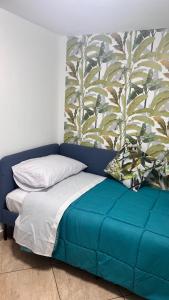 una camera con letto blu a parete di Easy Fly a Napoli