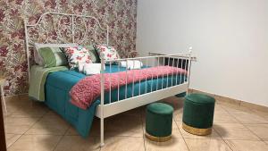 una camera con letto dotato di telaio e sgabelli. di Easy Fly a Napoli
