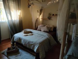 een slaapkamer met een bed met een blauwe deken bij Las Brujas in Sanlúcar la Mayor