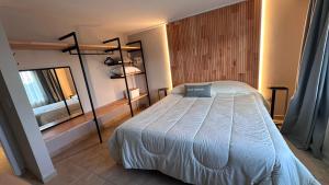 une chambre avec un lit et une grande fenêtre dans l'établissement Ginkgo Patagonia, à El Bolsón