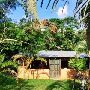 una casa di mattoni in mezzo a una foresta di CHOCLINO ECOLODGE -Bungalows a Tarapoto