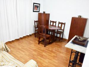 sala de estar con mesa y sillas en Abasto, departamento completo y práctico en Buenos Aires
