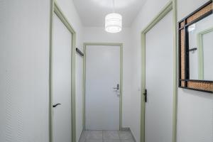 korytarz ze szklanymi drzwiami i lustrem w obiekcie Cosy, lumineux - 1ch'- 2 lits - 4pers'- Streaming w Metz