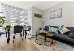 sala de estar con sofá y mesa en City Oasis - 1 BD Flat in Central Location en Londres