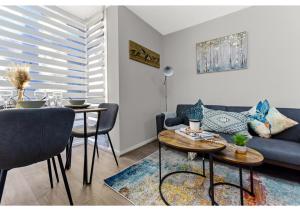 sala de estar con sofá azul y mesa en City Oasis - 1 BD Flat in Central Location en Londres
