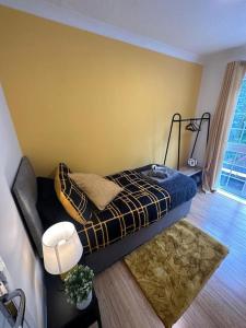 una camera con letto e tavolo con tappeto di Elegant room in stylish house a Milton Keynes