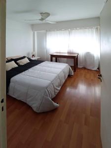 1 dormitorio con 1 cama grande y escritorio en Abasto, departamento completo y práctico en Buenos Aires