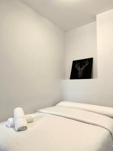 Habitación blanca con 2 camas y una foto en la pared. en Lemos Sol, en Monforte de Lemos