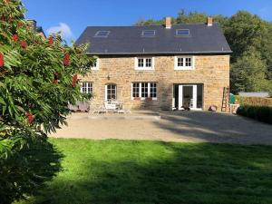 Zahrada ubytování Maison en pierre, chaleureuse, avec étang