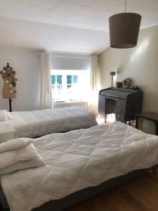 Tempat tidur dalam kamar di Maison en pierre, chaleureuse, avec étang