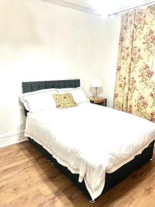1 dormitorio con 1 cama con sábanas blancas y ventana en PEACEFUL PLACE en Nottingham