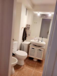 a bathroom with a toilet and a sink at Amplio apartamento in Puebla de Farnals