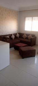 - un salon avec un canapé brun et une fenêtre dans l'établissement Sousse kantaoui tunisia, à Hammam Sousse