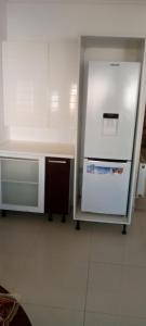 Il comprend une cuisine équipée d'un réfrigérateur blanc et d'un comptoir. dans l'établissement Sousse kantaoui tunisia, à Hammam Sousse