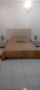 - une chambre avec un lit et 2 tables de chevet dans l'établissement Sousse kantaoui tunisia, à Hammam Sousse