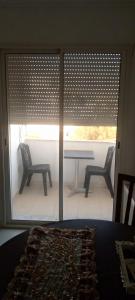 Elle offre une vue sur une terrasse avec une table et des chaises. dans l'établissement Sousse kantaoui tunisia, à Hammam Sousse