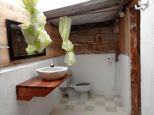 Cabaña de camping Villa Ernestina في باستو: حمام مع حوض ومرحاض