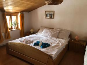 ein Schlafzimmer mit einem Bett mit Kleidern darauf in der Unterkunft Chaloupka u Jiřího in Nová Pec