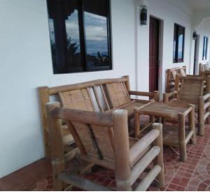 - un groupe de chaises et une table dans une pièce dans l'établissement Pescador View - Beach Resort & Restaurant, à Moalboal