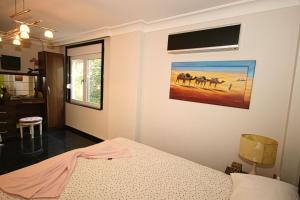 1 dormitorio con 1 cama y una pintura en la pared en Villa - Luxus - Pool - Whirlpool - Alanya - Kestel, en Alanya