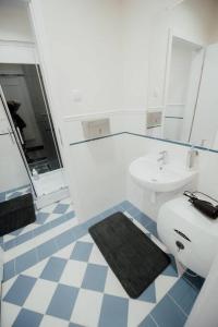 Kúpeľňa v ubytovaní P77 Central New 4-Bedrooms Piotrkowska CAŁE MIEJSCE 4 pokoje z łazienką i kuchnią na korytarzu budynku