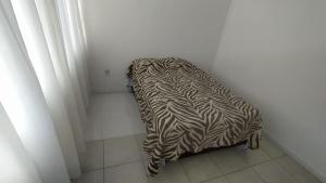 - un lit à empreinte zébrée dans un coin de chambre dans l'établissement Coração de Balneário Camboriú, à Balneário Camboriú