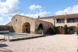 an external view of the house and swimming pool at Le Mas Lauralie in Méjannes-lès-Alès