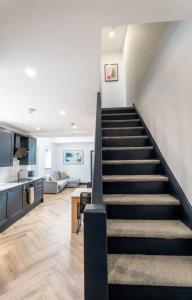 eine Treppe im Wohnzimmer mit Küche in der Unterkunft Luxury in the City Centre 2 Bed by Home Host in Cardiff